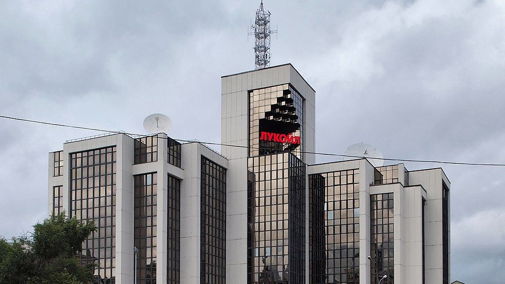 Ukrajinci zaútočili na rafinérii Lukoil. Je na ní závislá Moskva